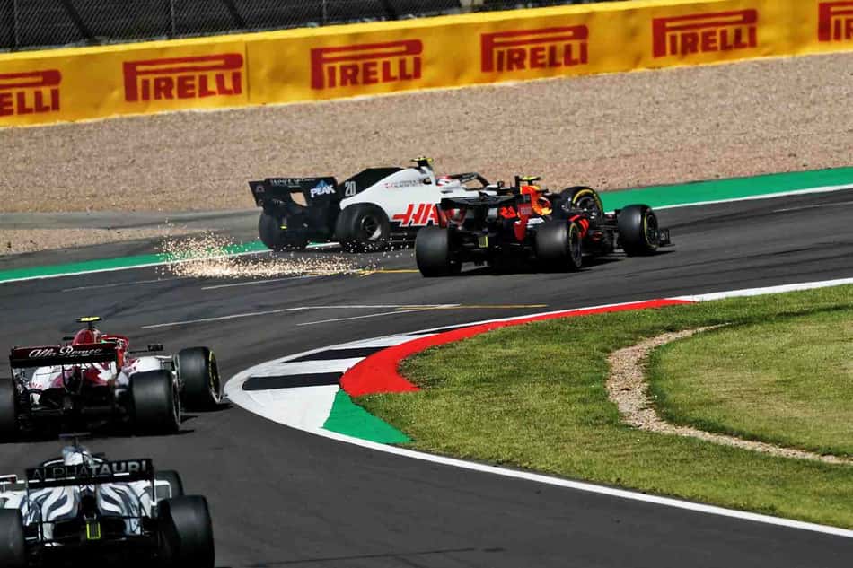 Acidente com Albon eliminou Kevin Magnussen ainda na primeira volta