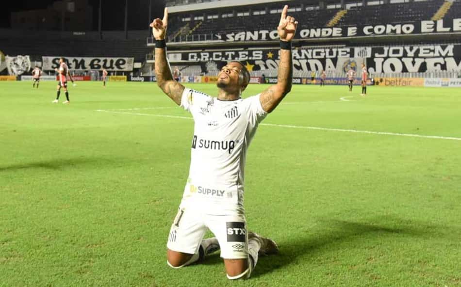ATUAÇÕES: Com gol e chute na trave, Marinho é protagonista do Santos em clássico