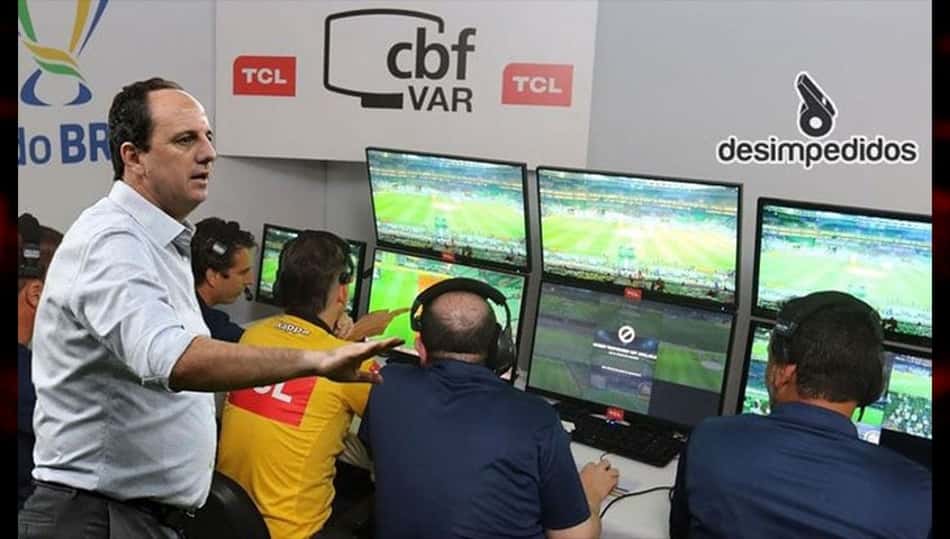 VAR descalibrado em jogo do Flamengo gera memes nas redes sociais