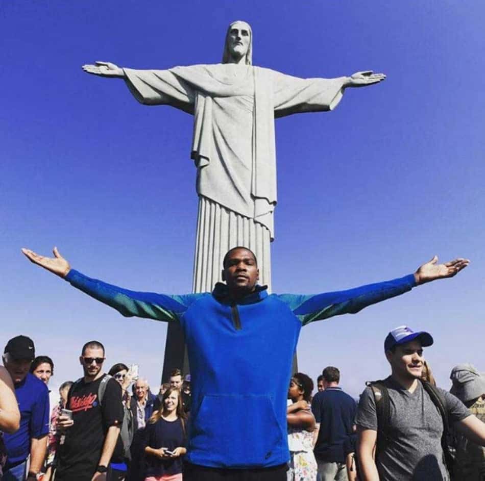Cristo Redentor completa 90 anos! Veja algumas figuras do esporte que já estiveram no monumento