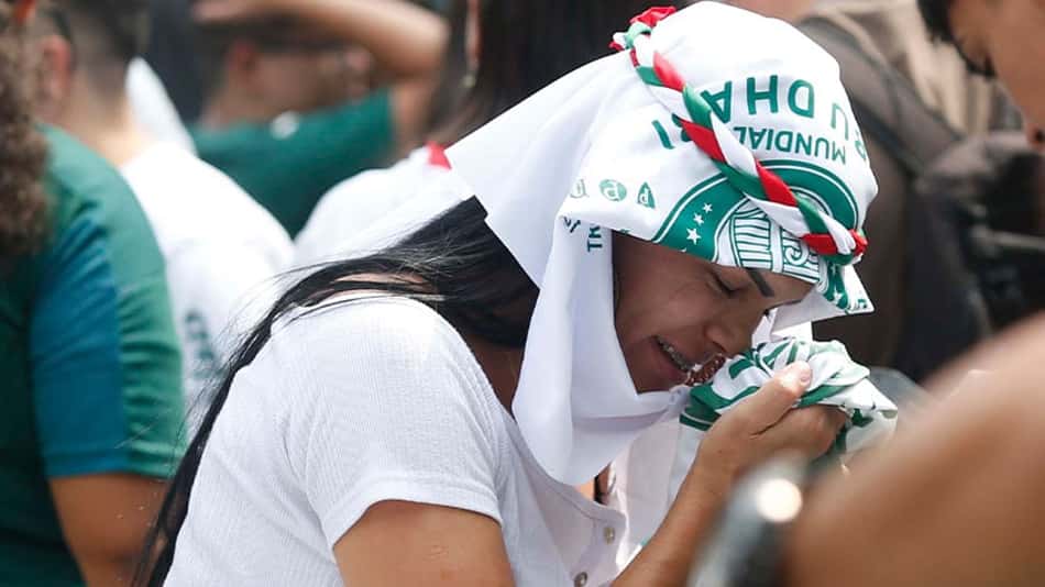 GALERIA DE FOTOS: A tristeza da torcida do Palmeiras no estádio e no Brasil em imagens