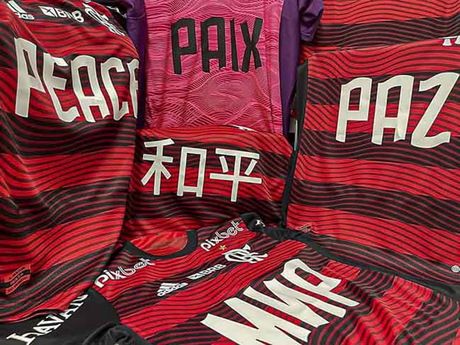 Paz em 15 idiomas: Flamengo divulga uniforme que usará contra o Vasco. Veja as imagens!