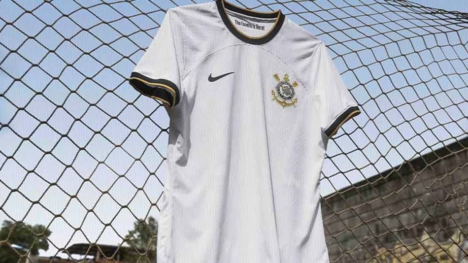 GALERIA: Veja fotos da nova camisa do Corinthians, que faz homenagem a 2012