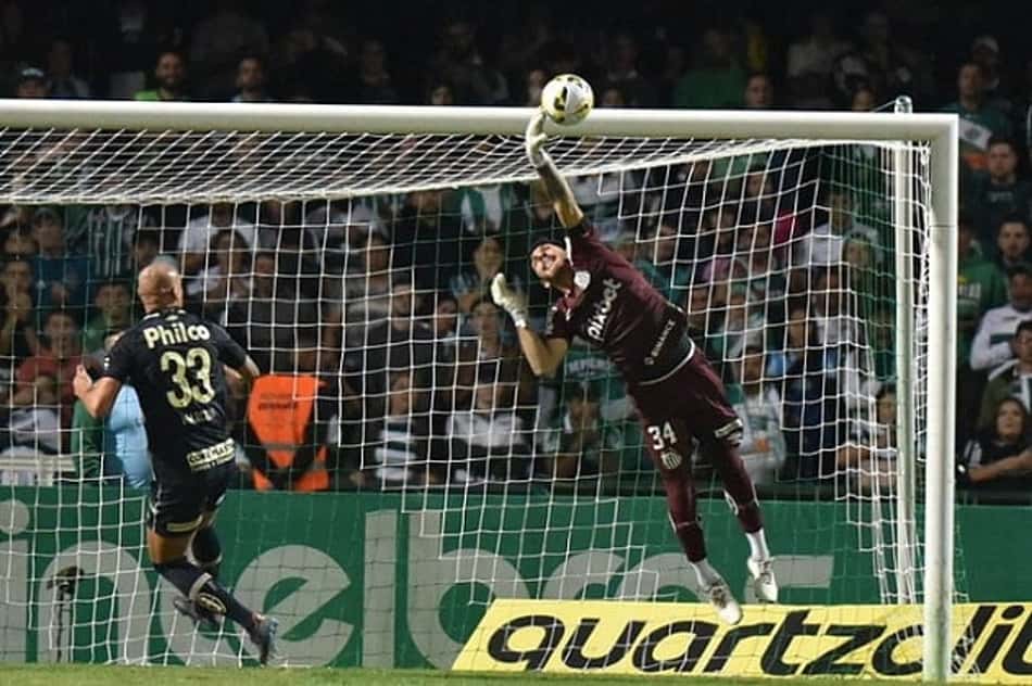 ATUAÇÕES: Com grandes defesas, João Paulo evita desastre do Santos no Paraná