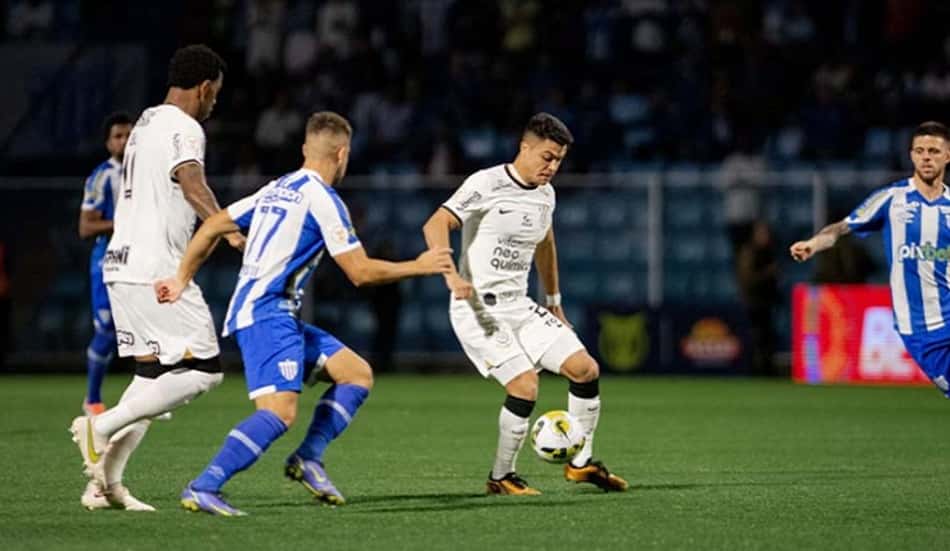 ATUAÇÕES: Balbuena comete pênalti, mas marca e salva Corinthians de derrota