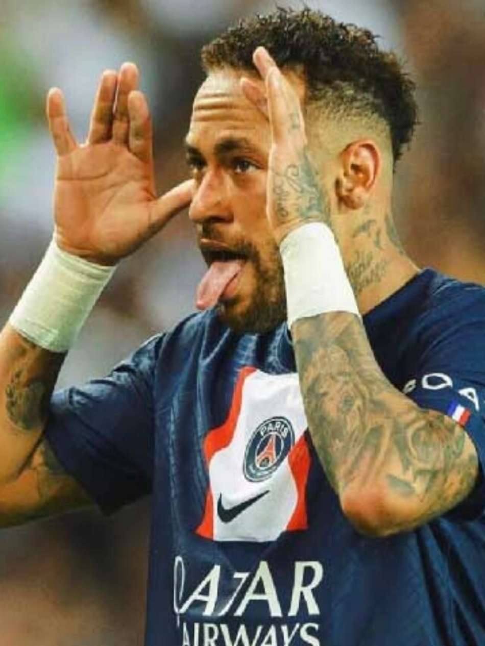 Neymar comemorando pelo PSG e Barcelona