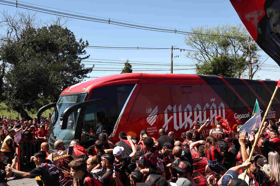 As fotos do embarque do Athletico-PR para Guayaquil, sede da final da Libertadores 2022