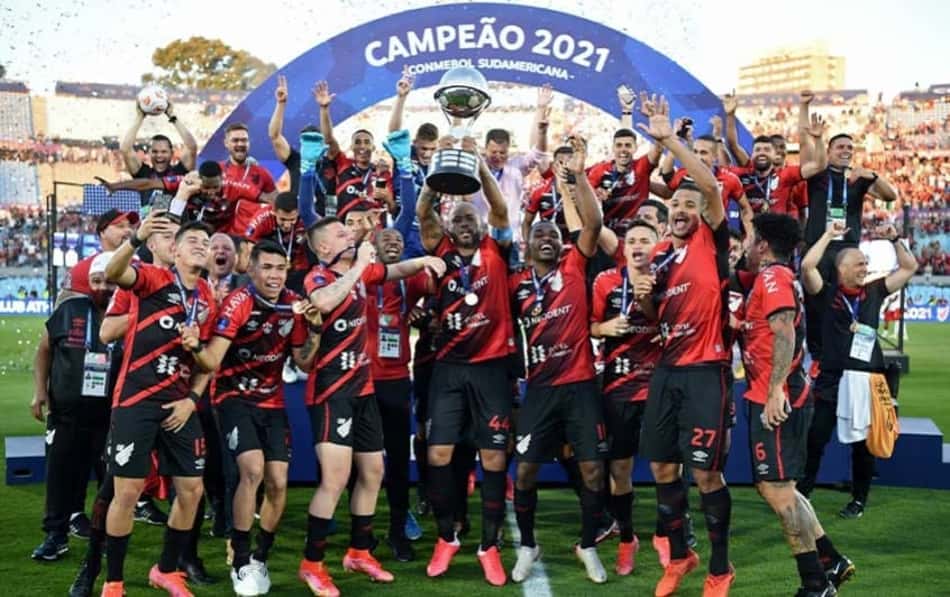 Vem mais um? Lembre os títulos internacionais do Athletico-PR na história do clube
