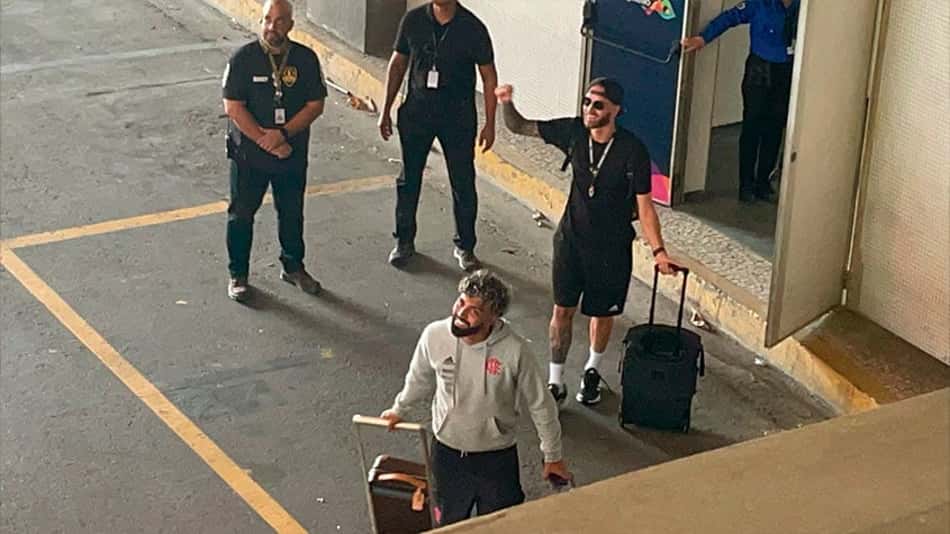 Os campeões chegaram! Fotos do desembarque do elenco do Flamengo no Rio de Janeiro
