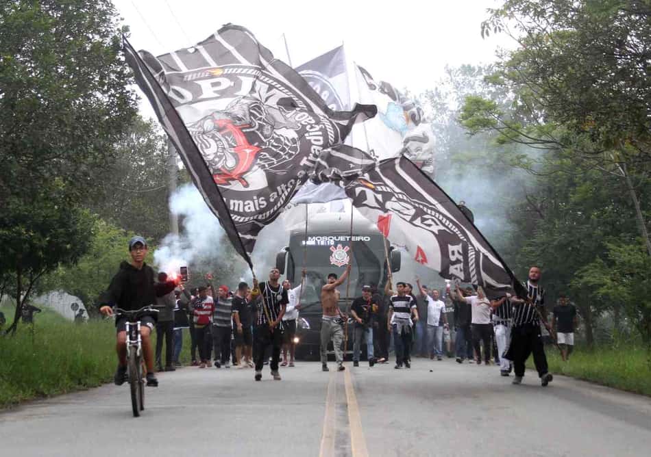FOTOS: Torcida do Corinthians faz festa para delegação antes da final da Copa do Brasil