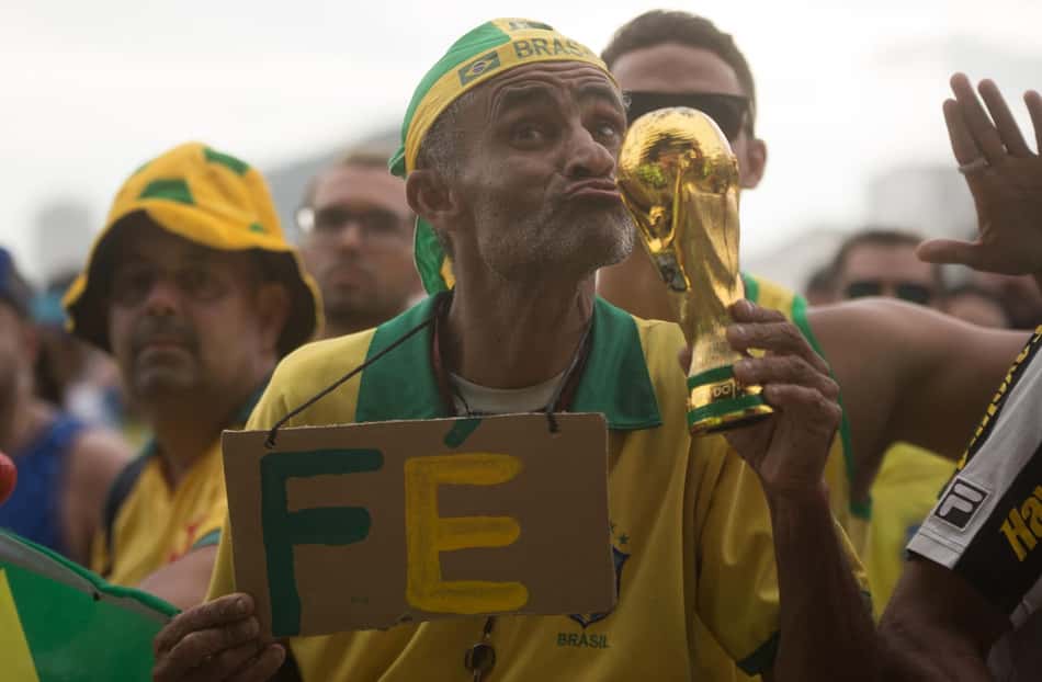 Festa brasileira: veja as imagens da torcida do Brasil na Fifa Fan Fest de Copacabana