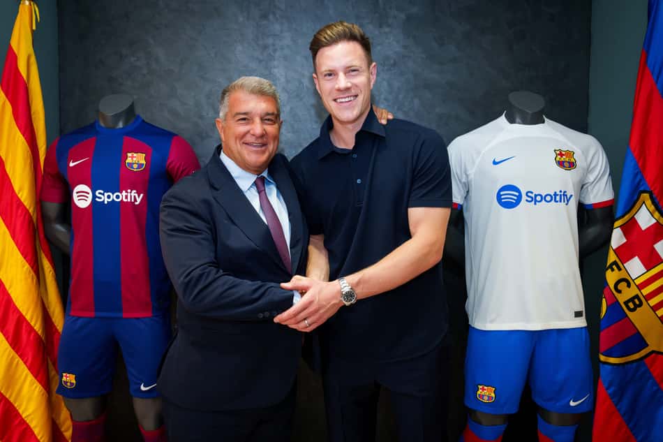 Ter Stegen e Laporta, presidente do Barcelona, posam pra foto. (Foto: Reprodução/Barcelona)