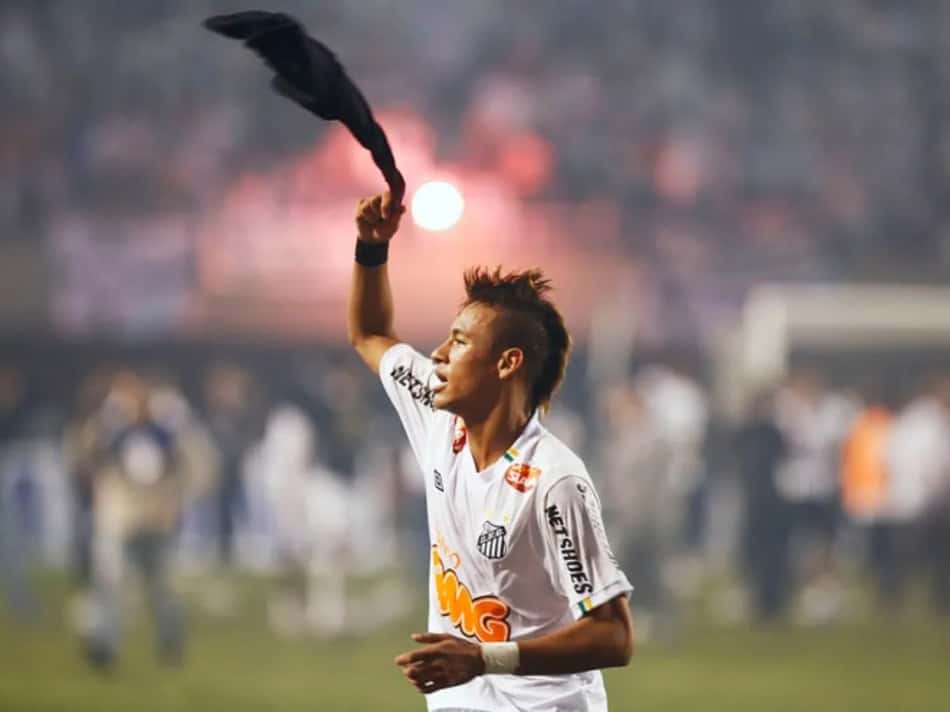 Neymar comemorando o título da Libertadores em 2011