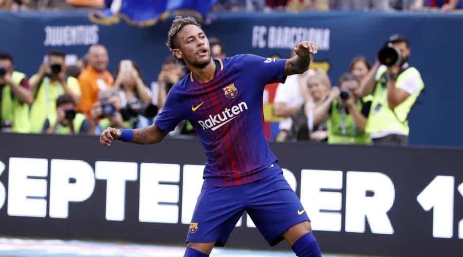 Neymar comemorando seu último gol pelo Barcelona, em 2017