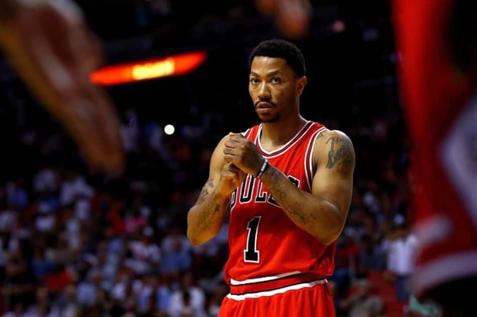 NBA: Derrick Rose se junta a Michael Jordan e tem camisa aposentada no Chicago Bulls; veja!