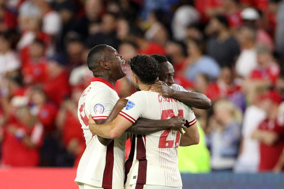 Cyle Larin, Jonathan Osorio e Richie Laryea celebram classificação do Canadá às quartas da Copa América 2024. (Foto: Gregg Newton/AFP)