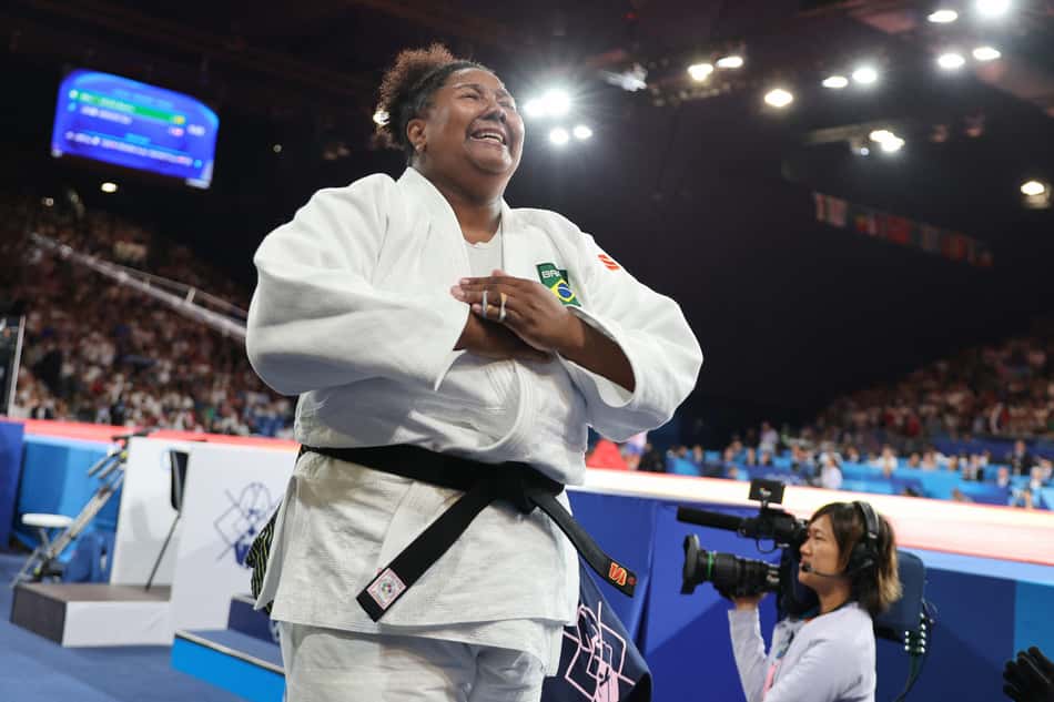 Bia Souza se emociona ao conquistar medalha de ouro em Paris. Foto: Jack GUEZ / AFP)