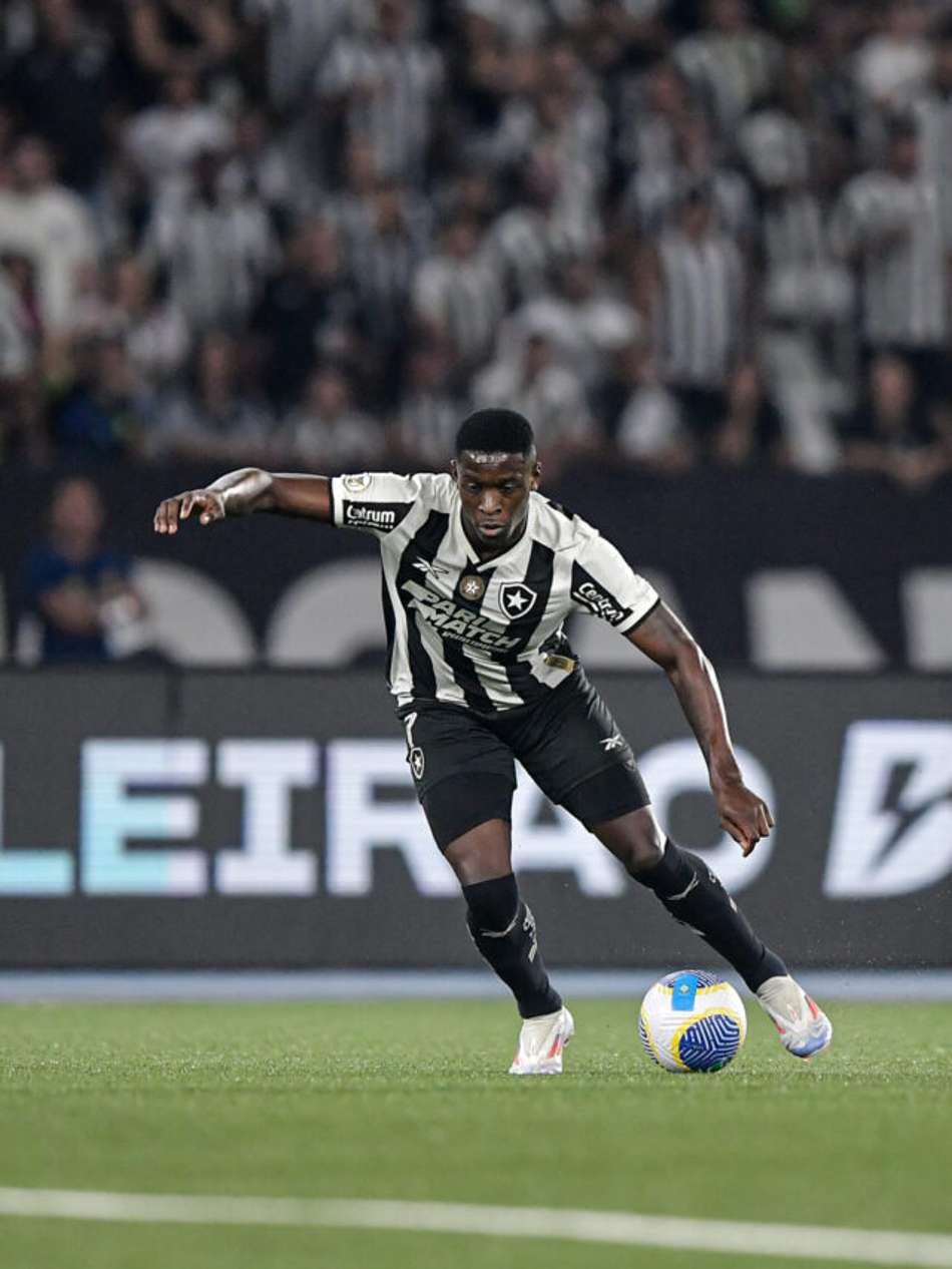 RJ - RIO DE JANEIRO - 18/08/2024 - BRASILEIRO A 2024, BOTAFOGO X FLAMENGO - Luiz Henrique jogador do Botafogo durante partida contra o Flamengo no estadio Engenhao pelo campeonato Brasileiro A 2024. Foto: Thiago Ribeiro/AGIF