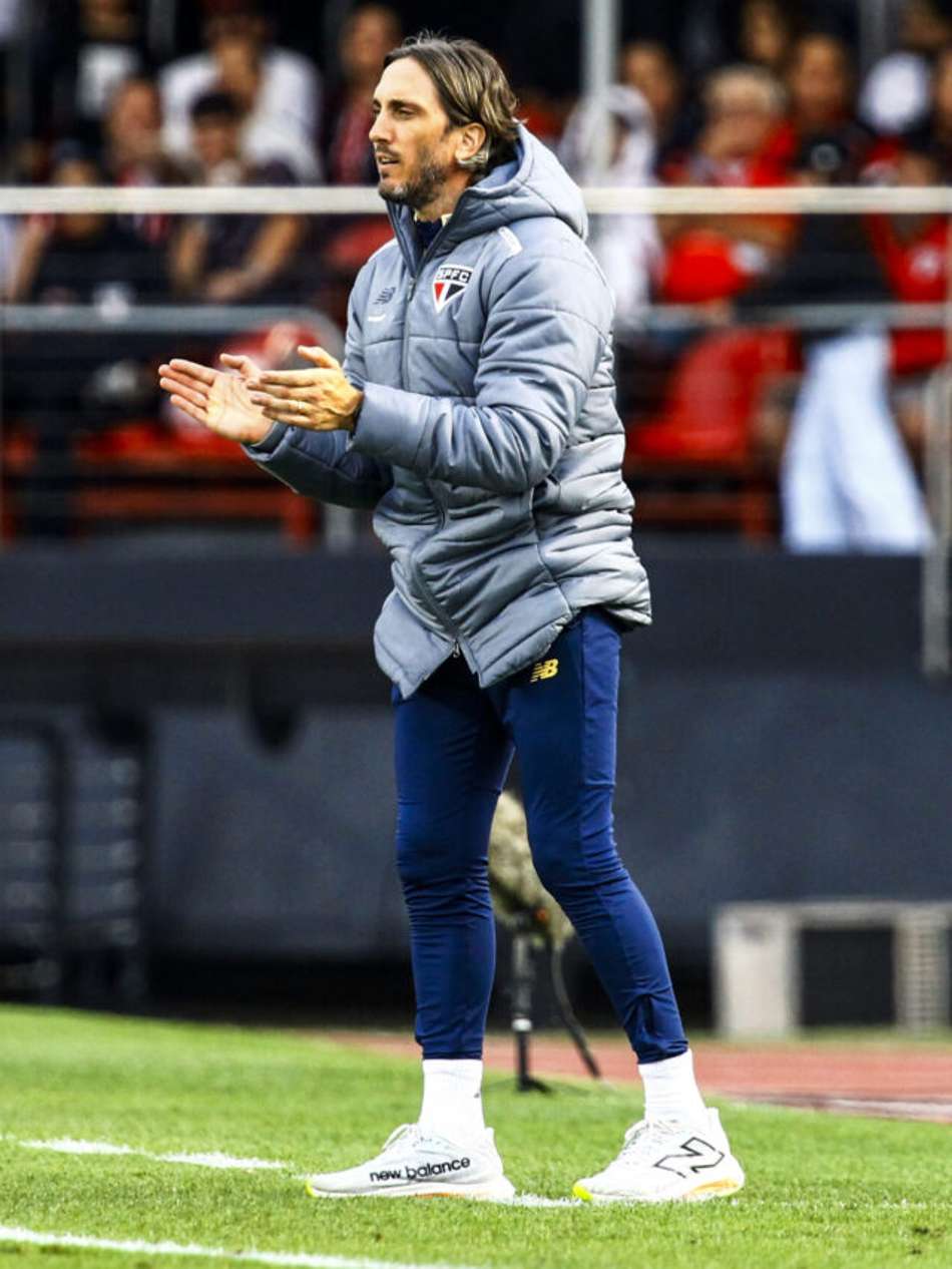 Zubeldía é o técnico com mais cartões tomados neste Brasileirão, com 12 no total. Foto: Marco Miatelo/AGIF