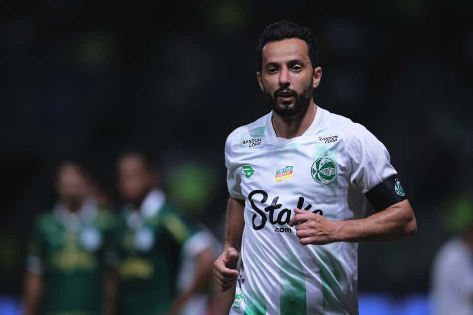 Com 43 anos e 26 dias, Nenê se tornou o líder do ranking após marcar contra o Internacional. Foto: Ettore Chiereguini/AGIF