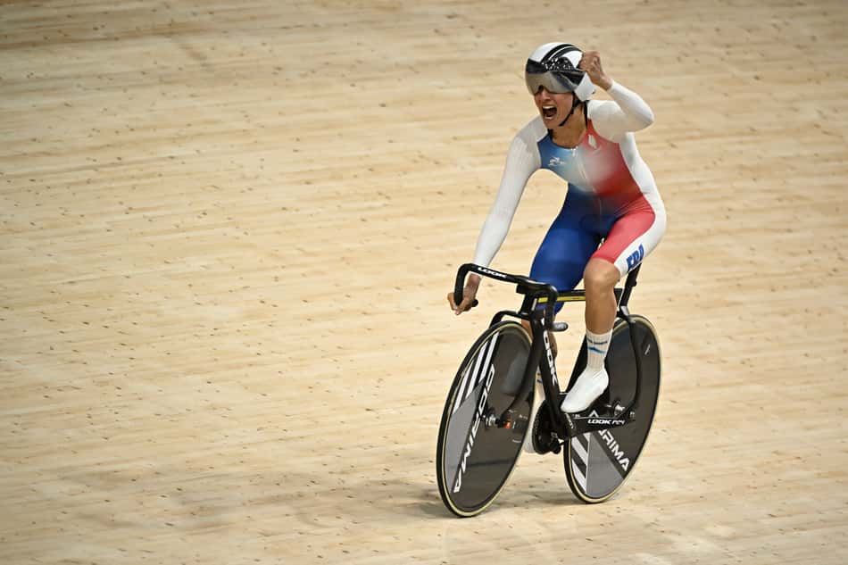 Marie Patouillet, da França, comemora a prata nos Jogos Paralímpicos de Paris 2024