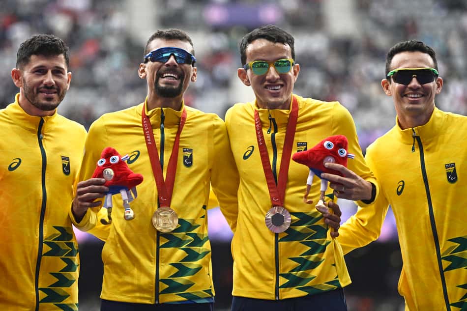 Julio Cesar dos Santos conquistou o ouro nos 5000m - T11, a primeira medalha brasileira em no atletismo em Paris. Na mesma prova, Yeltsin Jacques ficou na terceira colocação, fechando o pódio com dobradinha brasileira.