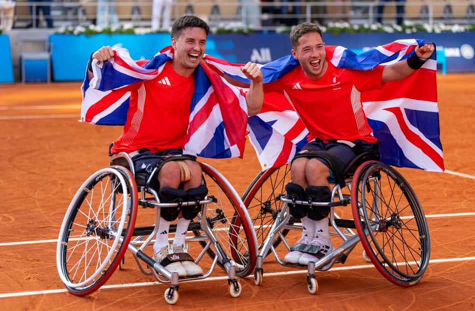 Gordon Reid e Alfie Hewett, da Grã-Bretanha, comemoram ouro nos Jogos Paralímpicos de Paris 2024