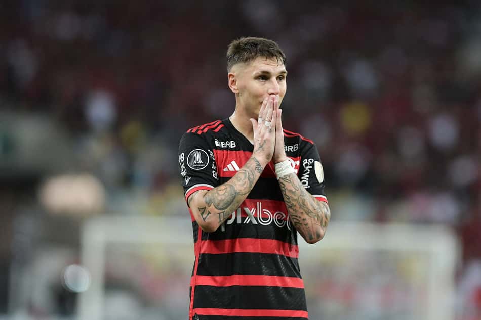 RJ - RIO DE JANEIRO - 28/05/2024 - COPA LIBERTADORES 2024, FLAMENGO X MILLONARIOS - Varela jogador do Flamengo lamenta durante partida contra o Millonarios no estadio Maracana pelo campeonato Copa Libertadores 2024. Foto: Thiago Ribeiro/AGIF