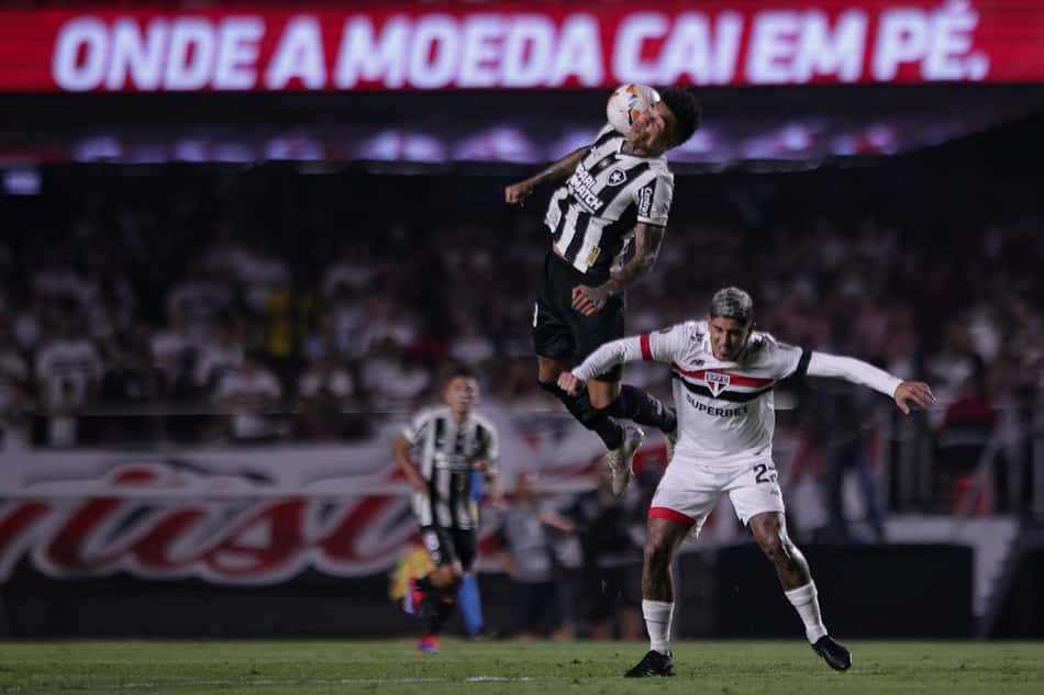 Allan Franco jogador do Sao Paulo disputa lance com Igor Jesus jogador do Botafogo durante partida no estadio Morumbi pelo campeonato Copa Libertadores 2024. Foto: Ettore Chiereguini/AGIF