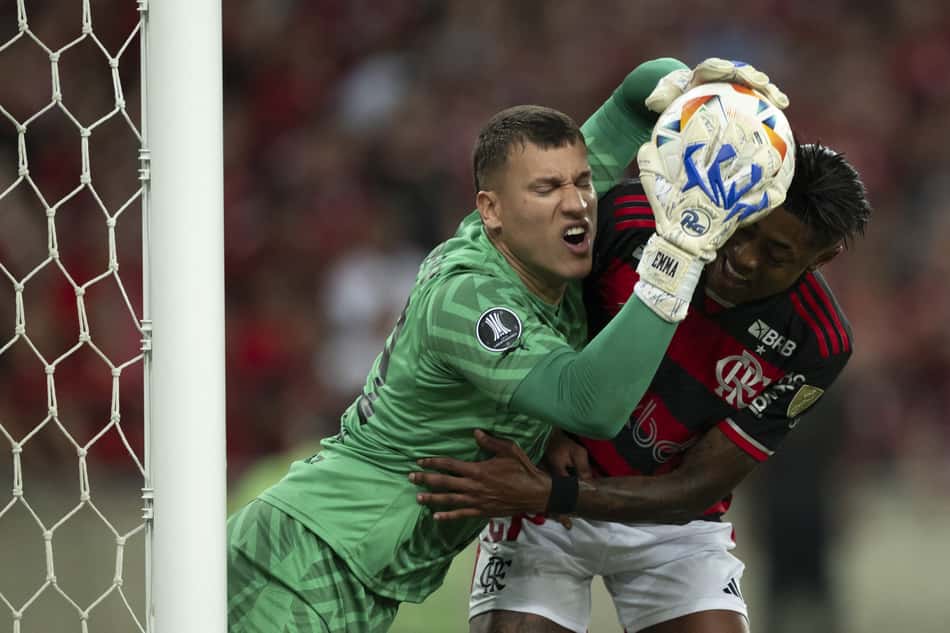 Bruno Henrique e goleiro Aguerre em Flamengo x Peñarol no Maracanã