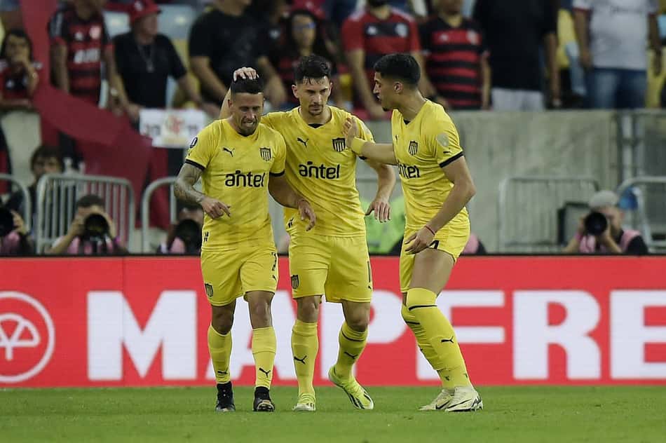 Cabrera comemora o gol do Peñarol ao lado dos colegas
