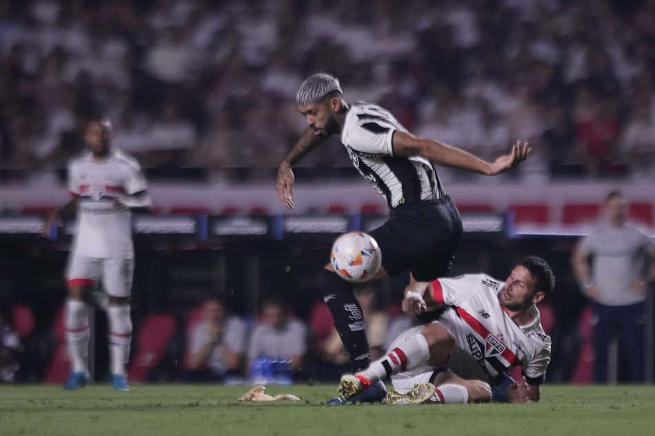 Calleri jogador do Sao Paulo disputa lance com Alexander Barboza jogador do Botafogo durante partida no estadio Morumbi pelo campeonato Copa Libertadores 2024. Foto: Ettore Chiereguini/AGIF