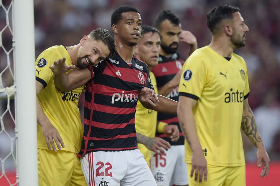 Carlinhos e Damian Garcia em Flamengo x Peñarol