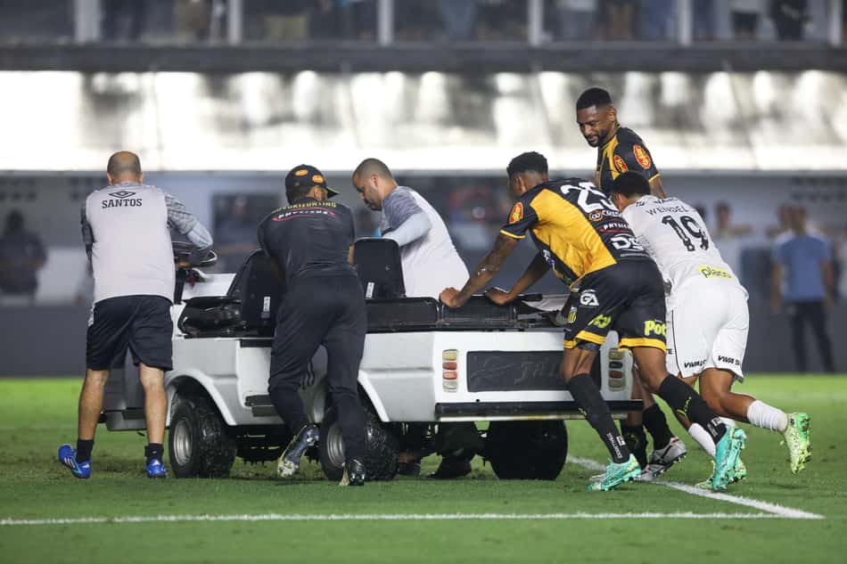 Carro-maca dá defeito e precisa ser empurrado por jogadores em Santos x Novirizontino, na Vila Belmiro