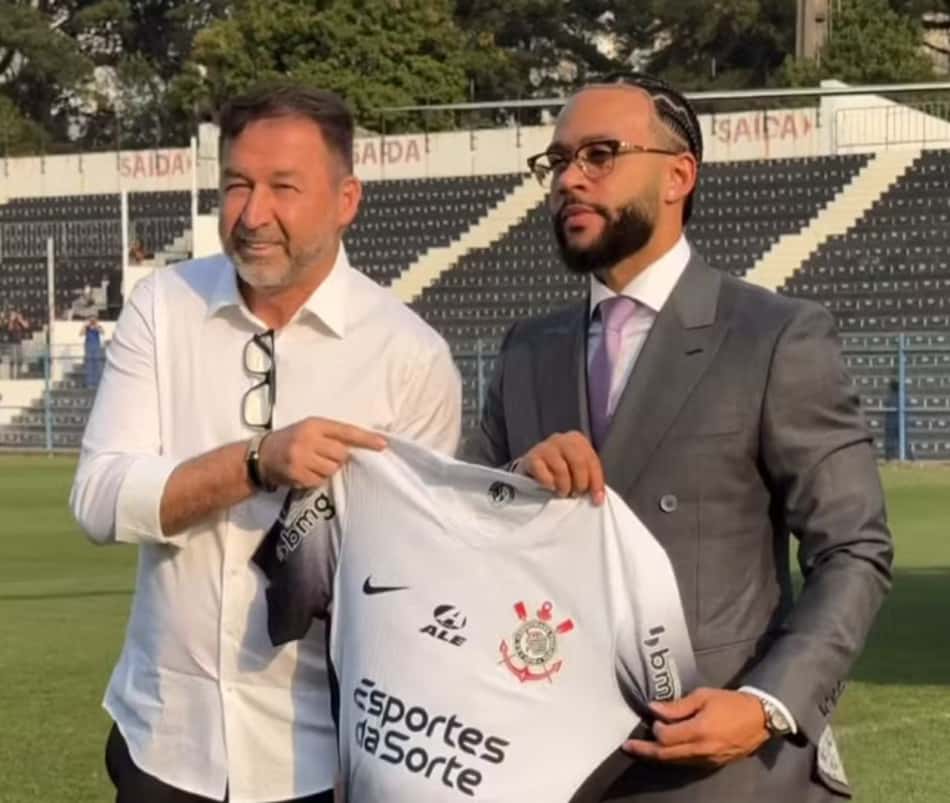 Pela tarde, foi a vez de o presidente Augusto Mello receber um Depay de terno no Parque São Jorge