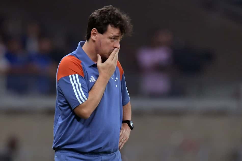 Técnico Fernando Diniz observa em Cruzeiro x Libertad