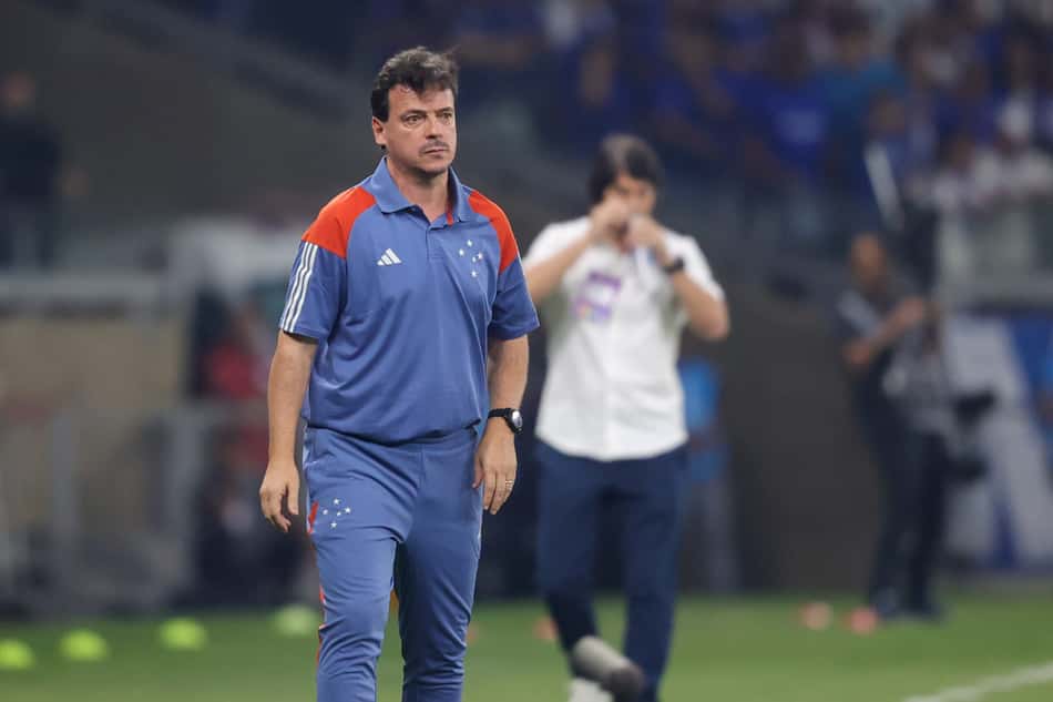 Fernando Diniz tecnico do Cruzeiro durante partida contra o Libertad no estadio Mineirao pelo campeonato Copa Sul-Americana 2024. Foto: Gilson Lobo/AGIF