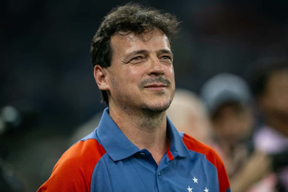 Fernando Diniz tecnico do Cruzeiro durante partida contra o Libertad no estadio Mineirao pelo campeonato Copa Sul-Americana 2024. Foto: Fernando Moreno/AGIF