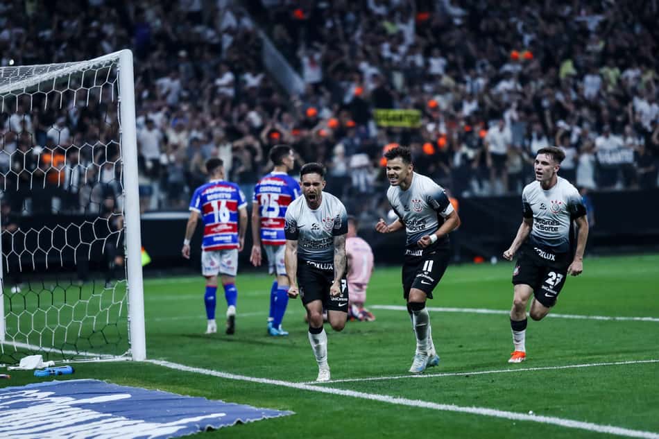 Igor Coronado comemora seu gol em Corinthians x Fortaleza (Foto: Marco Miatelo/AGIF)