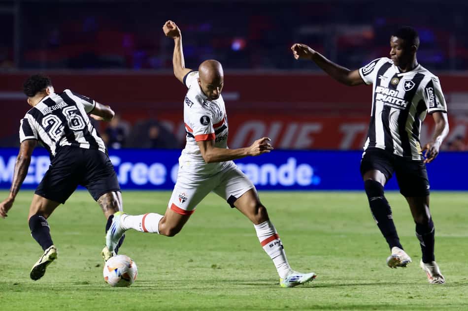Lucas disputa com Gregore em São Paulo x Botafogo no estadio Morumbi pelo campeonato Copa Libertadores 2024. Foto: Marcello Zambrana/AGIF