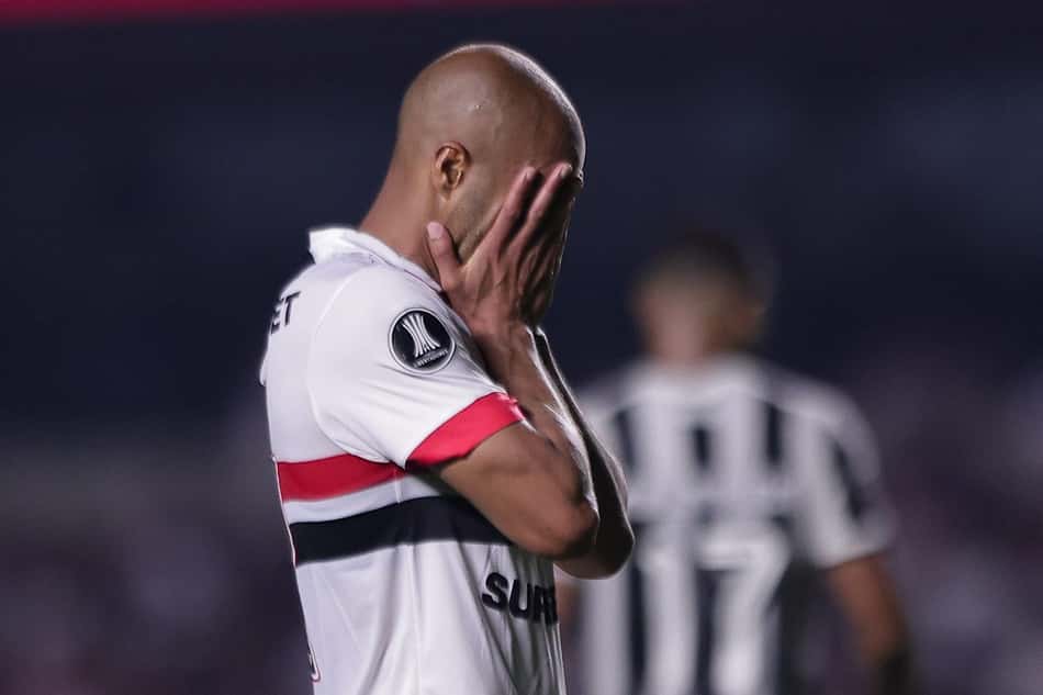Lucas jogador do Sao Paulo lamenta durante partida contra o Botafogo no estadio Morumbi pelo campeonato Copa Libertadores 2024. Foto: Ettore Chiereguini/AGIF