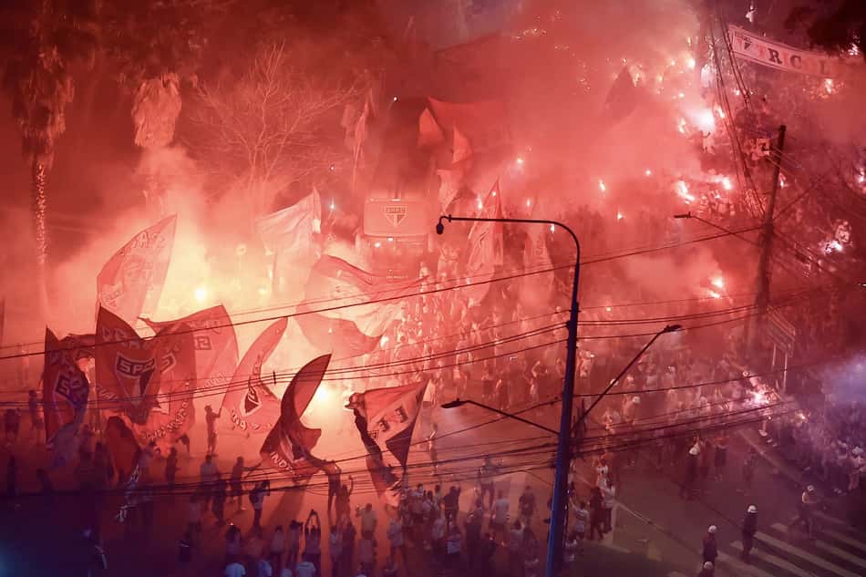 Onibus do Sao Paulo chega no estadio do Morumbi para partida entre Sao Paulo e Botafogo pelo campeonato Copa Libertadores 2024. Foto: Marcello Zambrana/AGIF