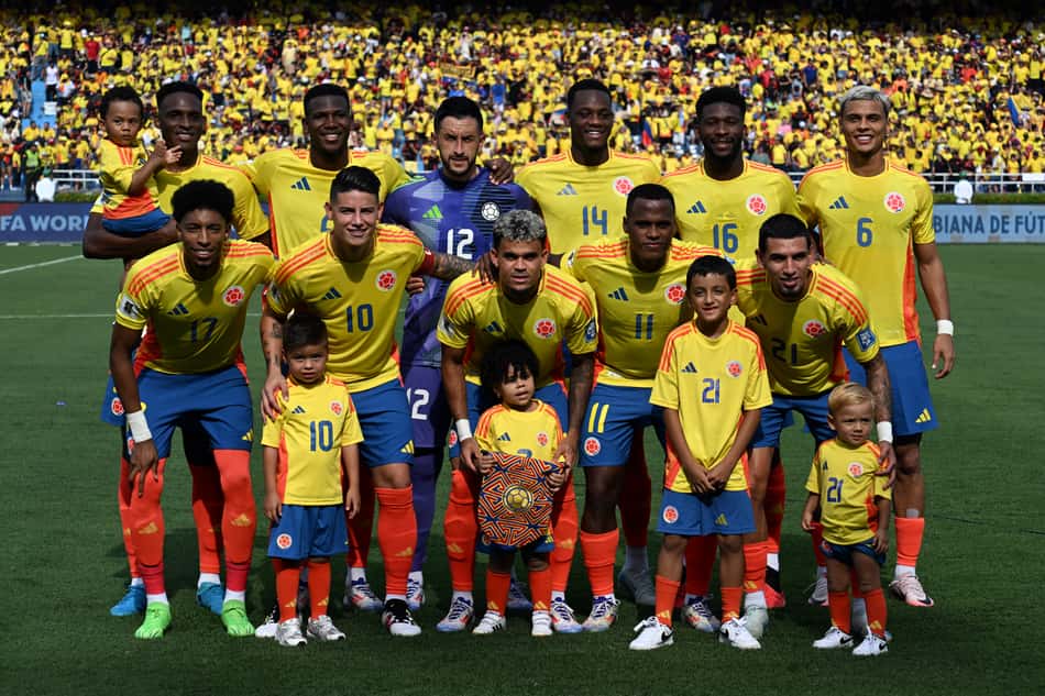 Colombia's players pose for a team photo before the 2026 FIFA World Cup South American qualifiers football match between Colombia and Argentina, at the Metropolitano Roberto Meléndez stadium in Barranquilla, Colombia, on September 10, 2024. (Photo by JOAQUIN SARMIENTO / AFP)