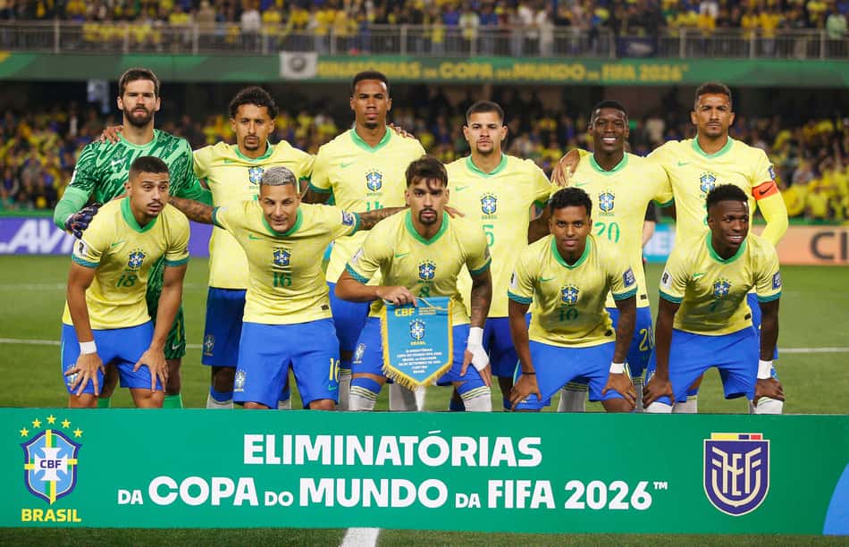 Brazil players pose for a picture before the 2026 FIFA World Cup South American qualifiers football match between Brazil and Ecuador, at the Major Antônio Couto Pereira stadium in Curitiba, Brazil, on September 6, 2024. (Photo by Albari Rosa / AFP)