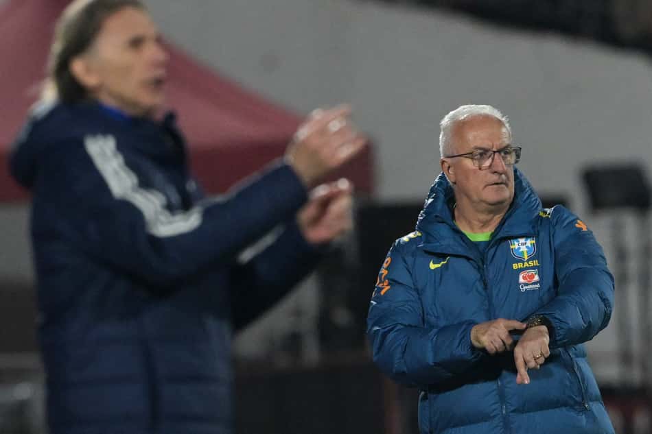 Técnicos Dorival Júnior e Ricardo Gareca em Chile x Brasil. (Foto: Rodrigo ARANGUA / AFP)