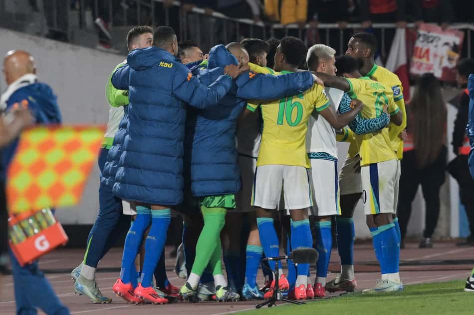 Luiz Henrique comemora com o grupo em Chile x Brasil. (foto: Rodrigo ARANGUA / AFP)