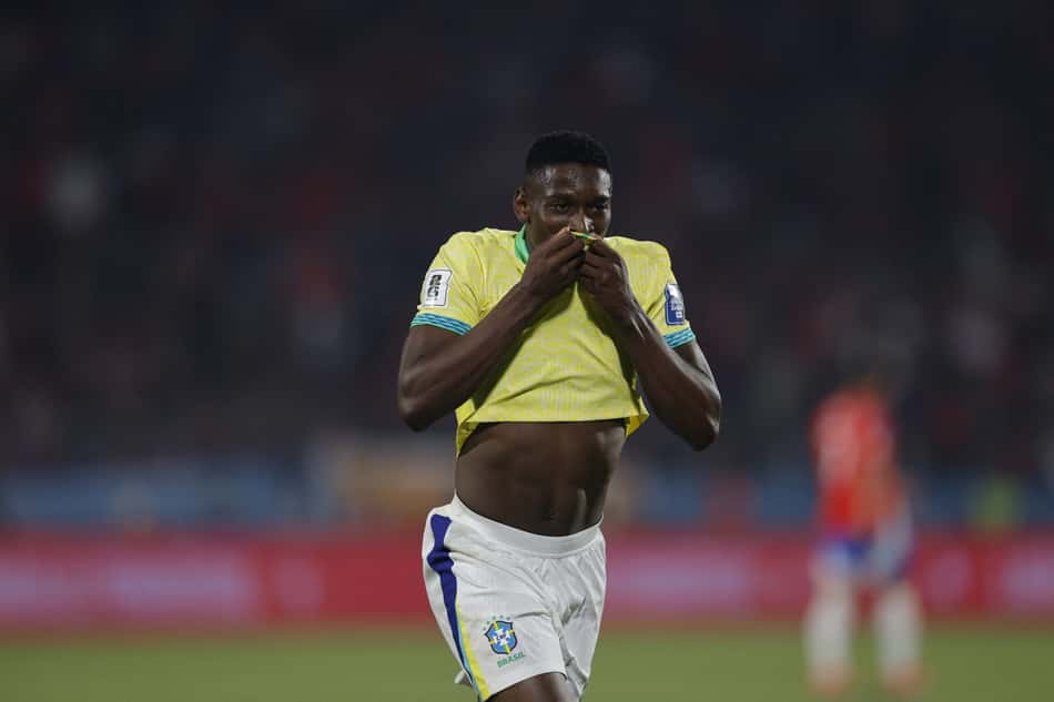 Luiz Henrique comemora o gol em Chile x Brazil. (foto: Rodrigo ARANGUA / AFP)
