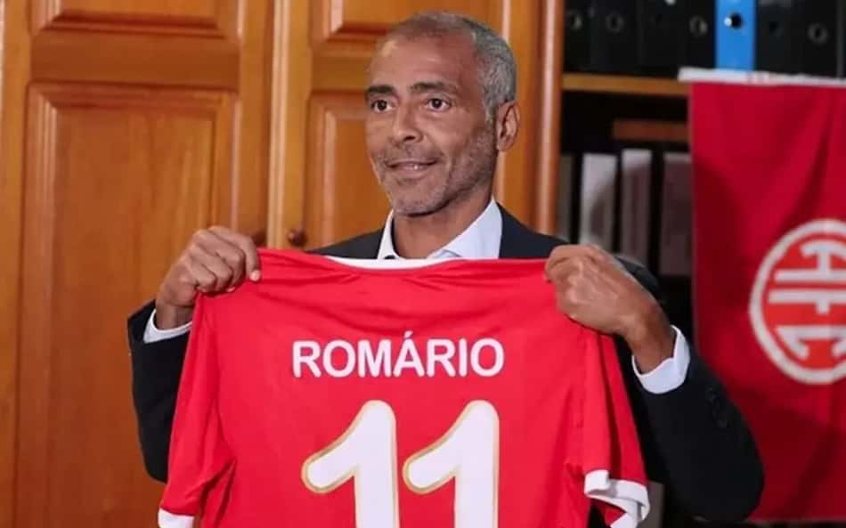 Romário rebate críticas de Casagrande: 'Jogador meia-boca'
