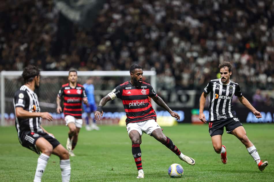 MG - BELO HORIZONTE - 03/07/2024 - BRASILEIRO A 2024, ATLETICO-MG X FLAMENGO - Gerson jogador do Flamengo durante partida contra o Atletico-MG no estadio Arena MRV pelo campeonato Brasileiro A 2024. Foto: Gilson Lobo/AGIF