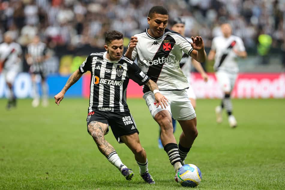 SP - BELO HORIZONTE - 21/07/2024 - BRASILEIRO A 2024, ATLETICO-MG X VASCO - Bernard jogador do Atletico-MG disputa lance com Mateus Carvalho jogador do Vasco durante partida no estadio Arena MRV pelo campeonato Brasileiro A 2024. Foto: Gilson Lobo/AGIF